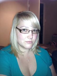25P Adorable chubby blonde shows cleavage