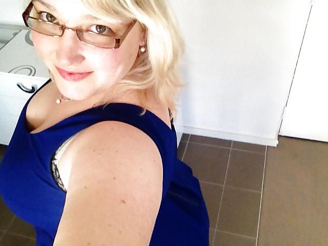 25P Adorable chubby blonde shows cleavage
