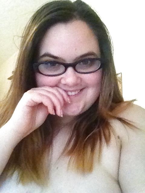 25P Adorable smiling BBW girl posing around the house
