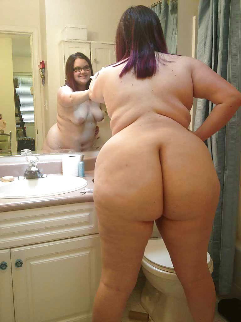 25P Adorable smiling BBW girl posing around the house