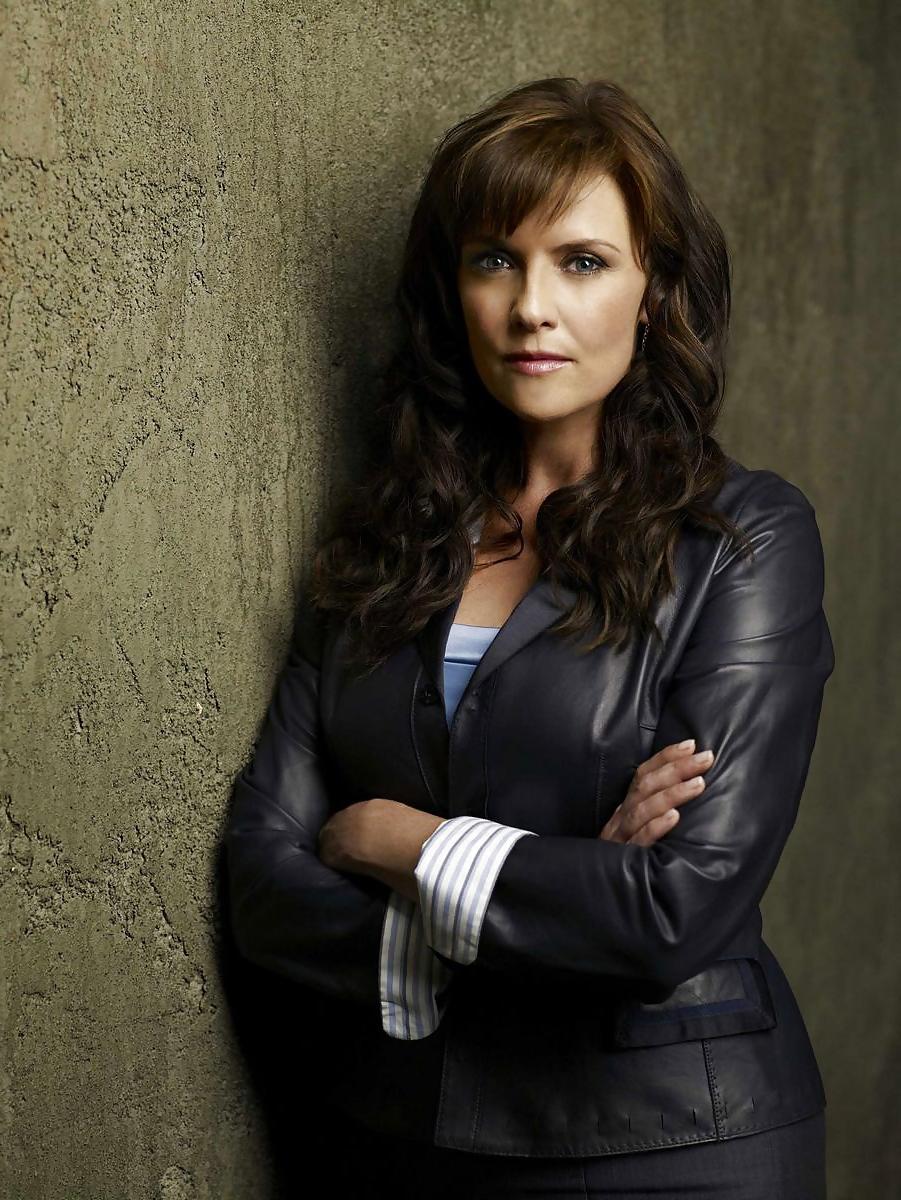 25P Lovely Amanda Tapping