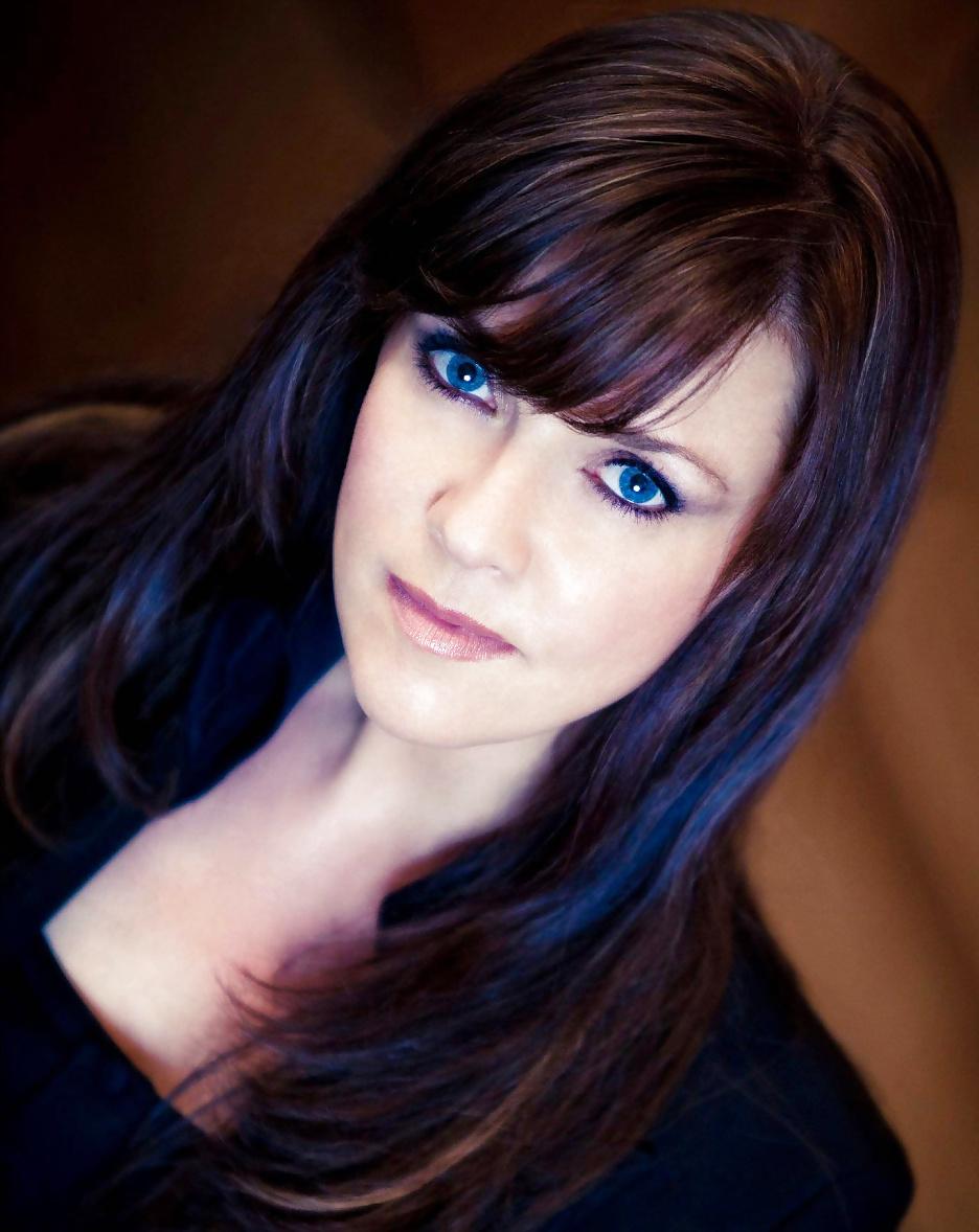 25P Lovely Amanda Tapping