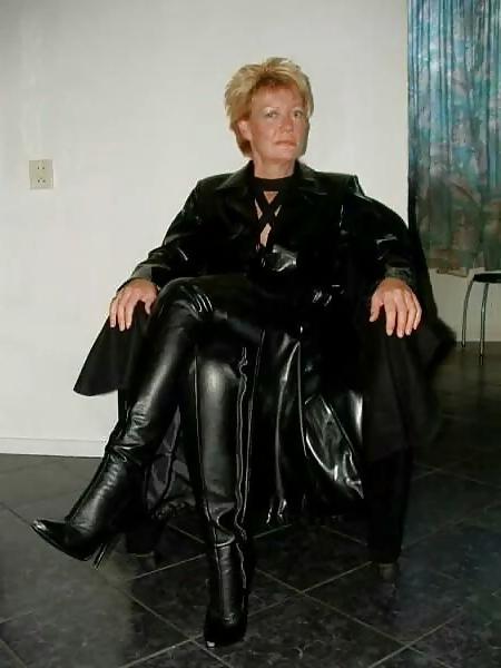 21P Lovly ladys in leather, pvc, latex upload from peter