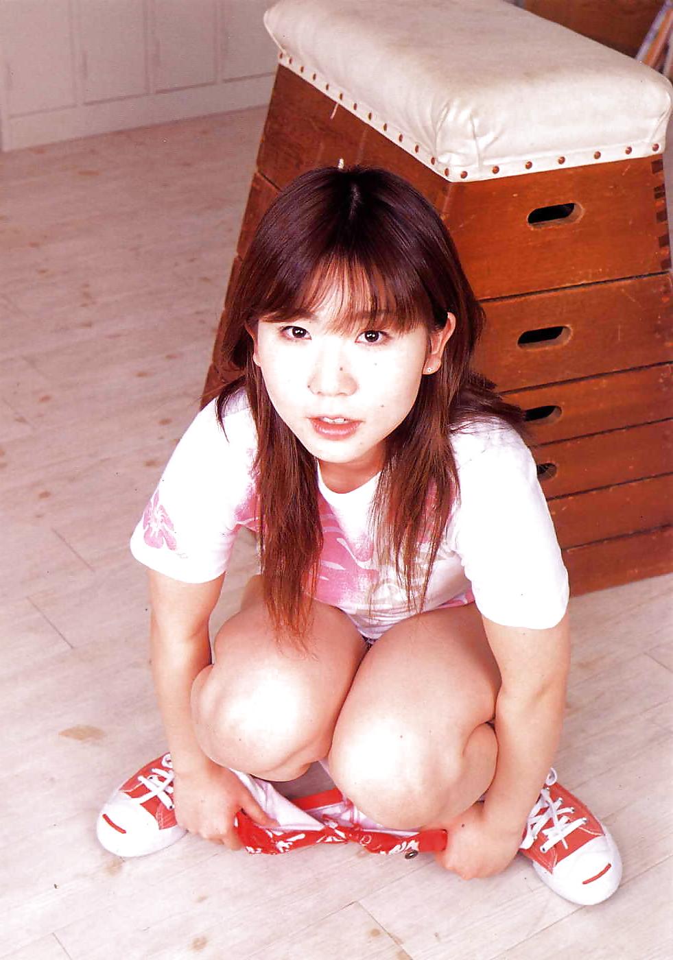 25P Lovely Young Asian Chick