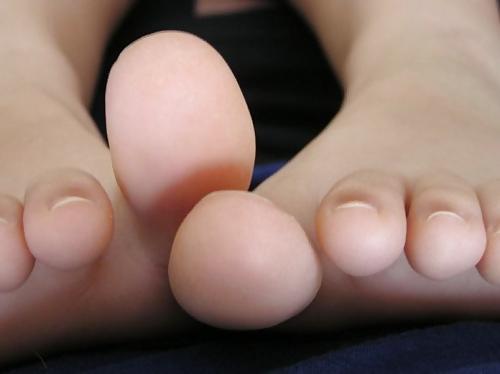25P Adorable female feet, bare, pantyhosed or in sexy shoes