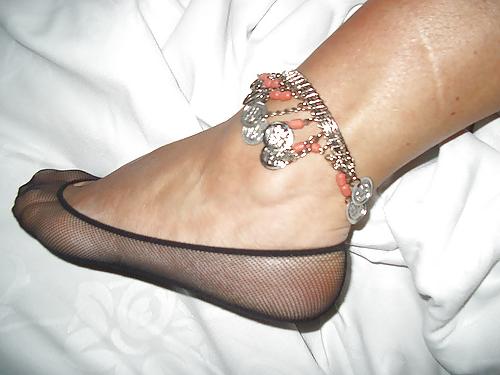 25P Adorable female feet, bare, pantyhosed or in sexy shoes