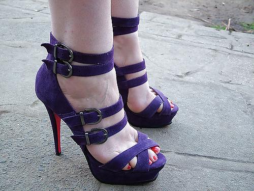 25P Adorable female feet, bare, pantyhosed or in sexy shoes