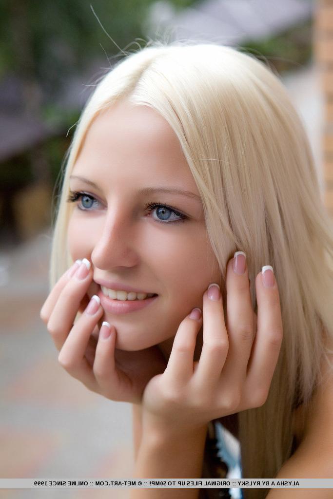 18P Acrobatic Euro blonde Alysha A exhibits naked cunt and sleek legs