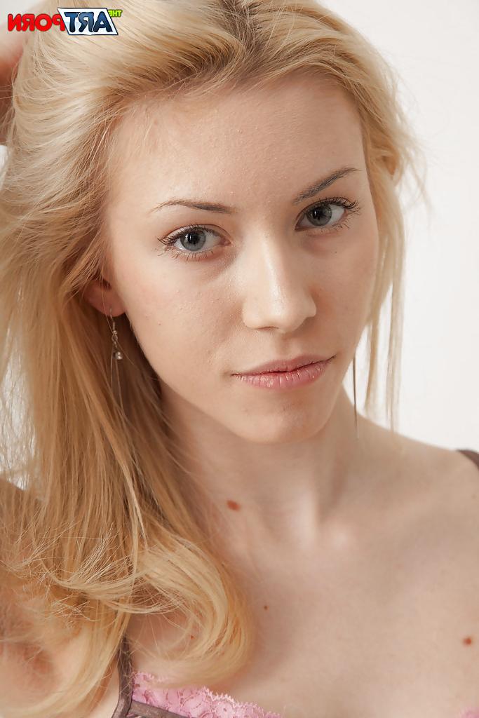 16P Adorable blonde babe in tight jeans delivers amazing solo show