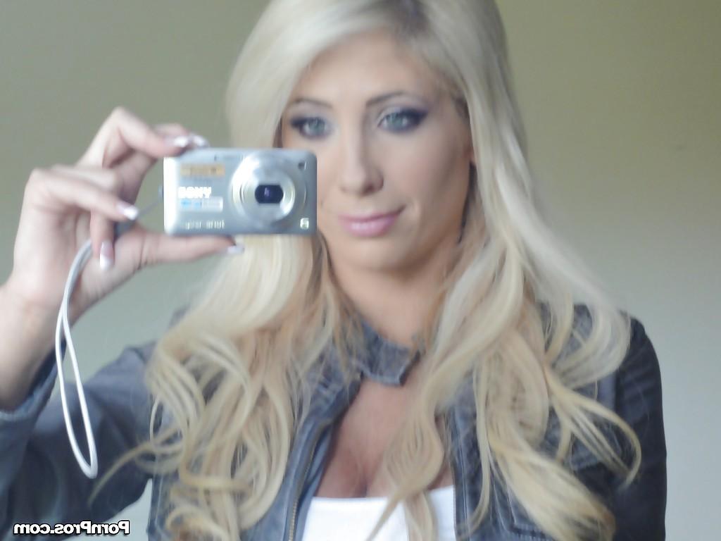 16P Adorable blonde babe Tasha Reign showing off her fuckable body