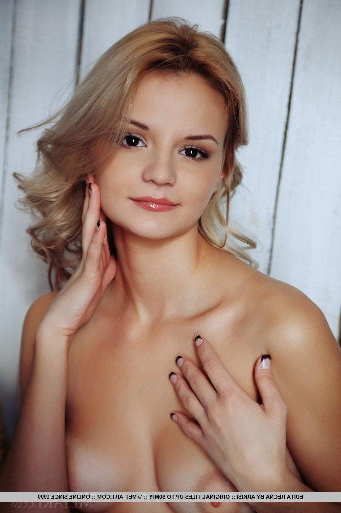 18P Pictures of blonde teen Edita showing her sexy body