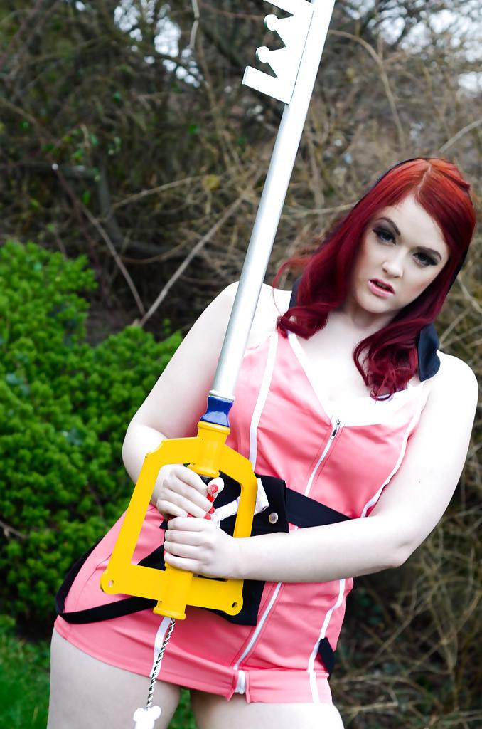 16P Adventurous Jaye Rose plays with huge key in adorable outdoor porn