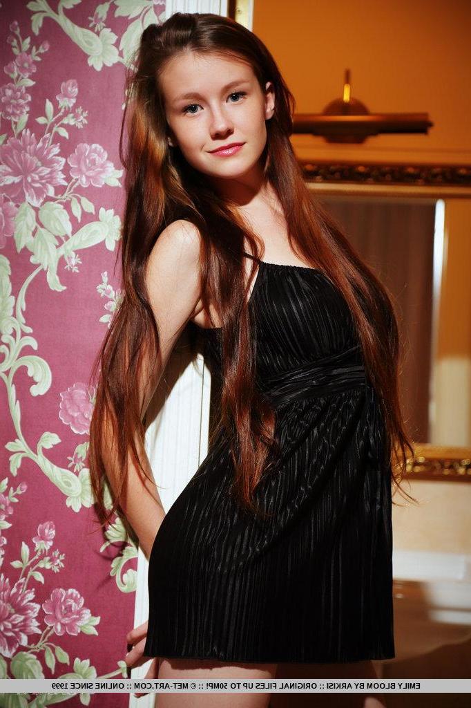 18P Pictures of adorable teen Emily Bloom showing her naked body just for you