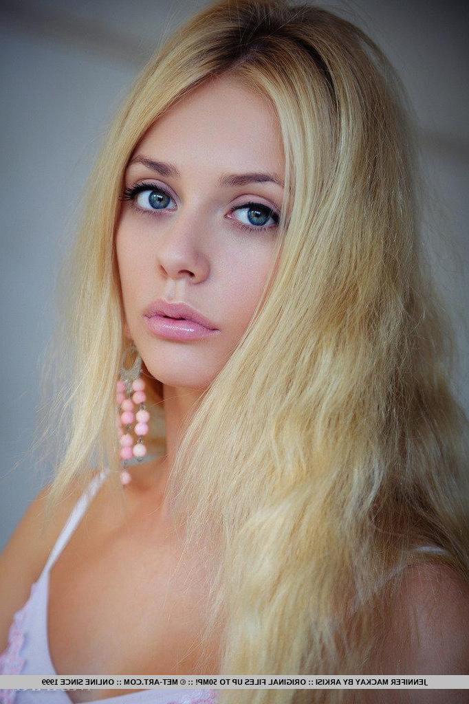 18P Pictures of teen beauty Jennifer Mackay dressed in hot white stockings