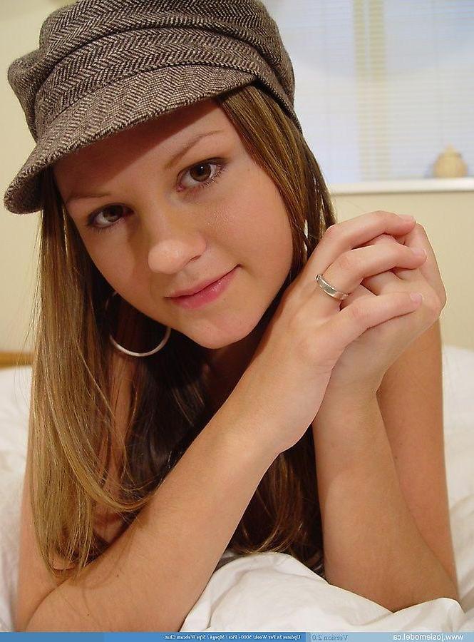 20P Pictures of teen model Josie Model looking adorable in bed