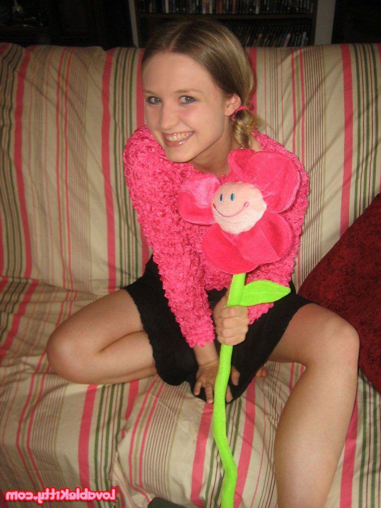 15P Pictures of teen Lovable Kitty showing her lovable nudity