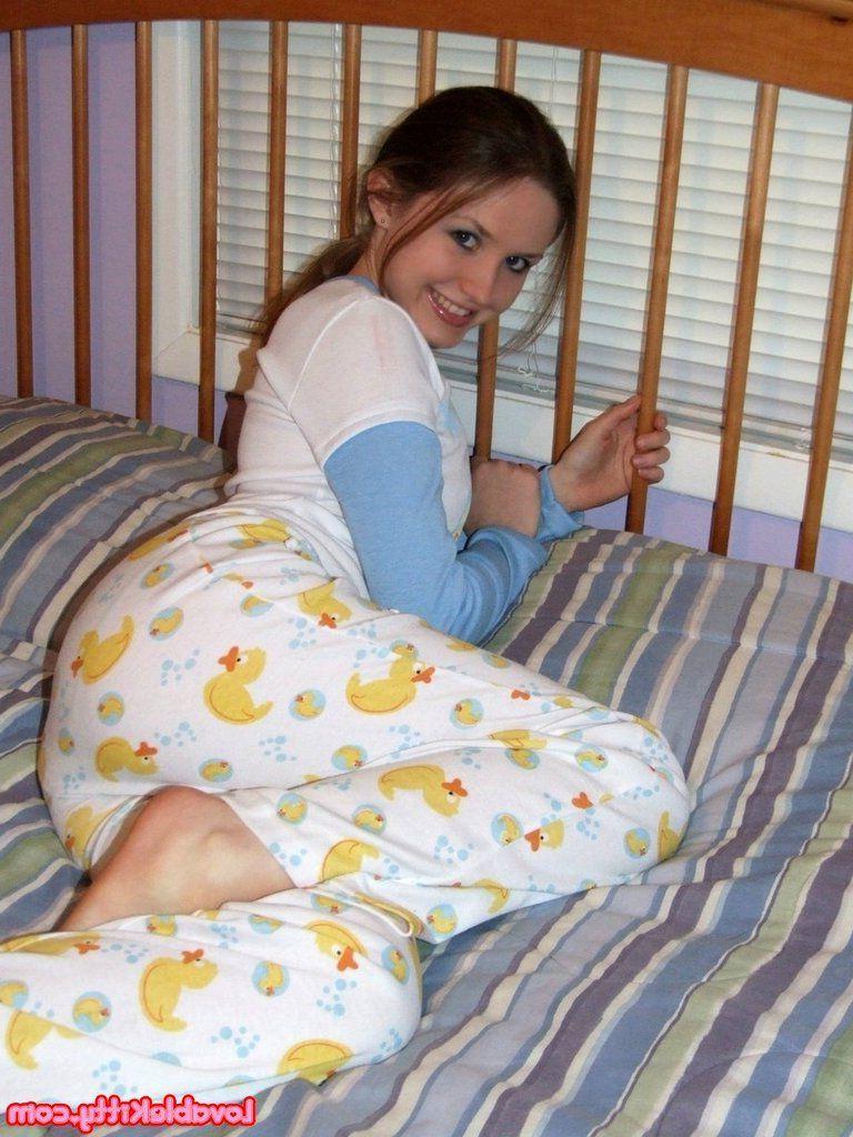 15P Pictures of teen girl Lovable Kitty horny first thing in the morning
