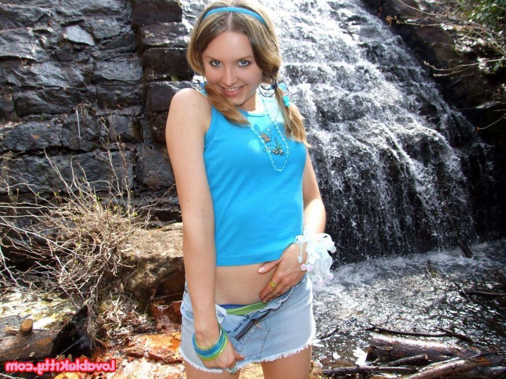 15P Pictures of Lovable Kitty flasing her boobs and panties outside