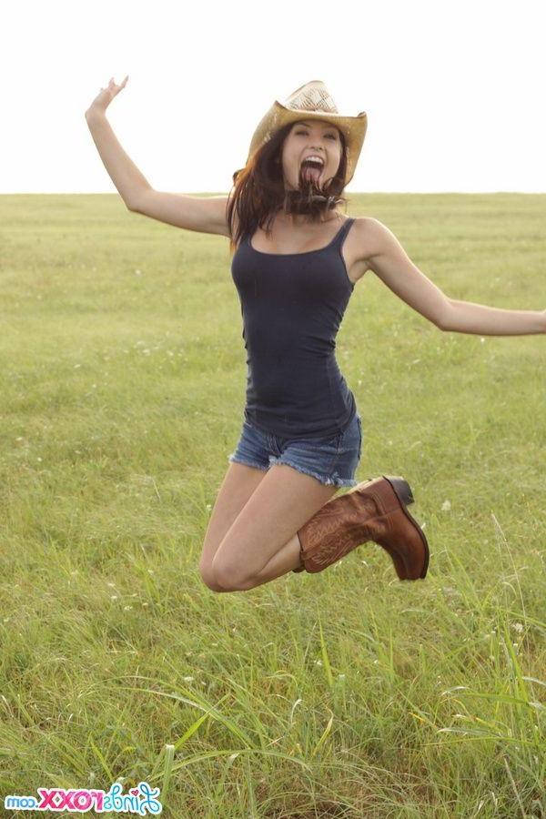 12P Pictures of Linds Roxx dressed as an adorable cowgirl
