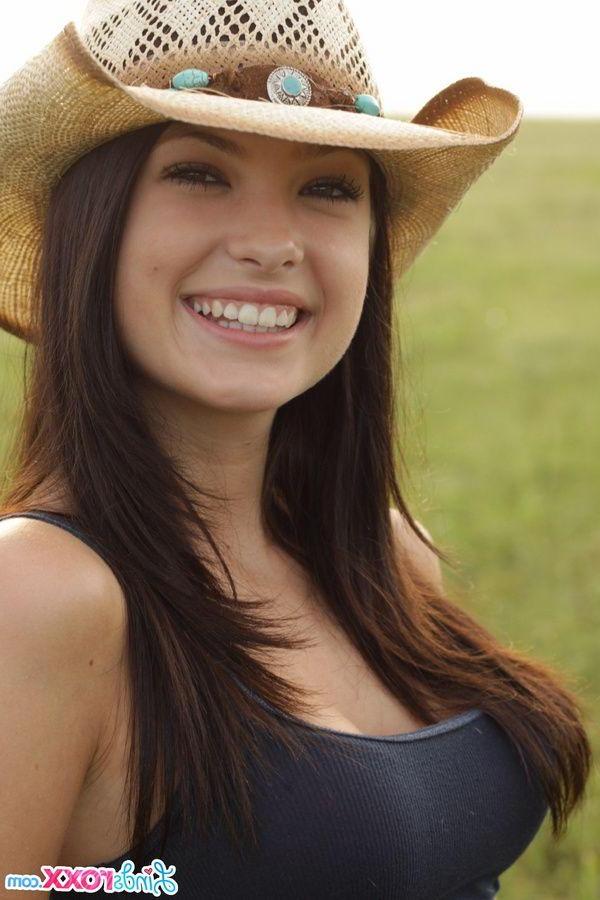 12P Pictures of Linds Roxx dressed as an adorable cowgirl