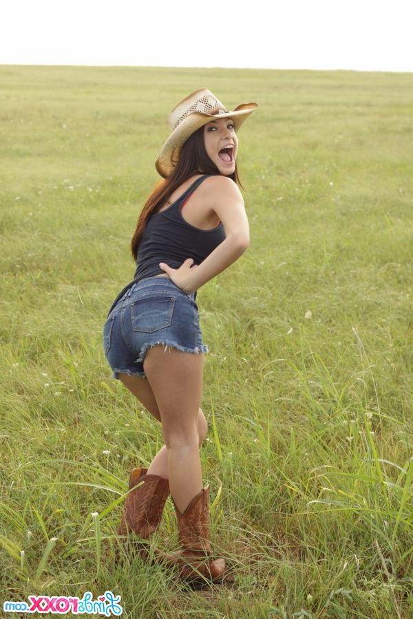 12P Pictures of Linds Roxx dressed as an adorable cowgirl