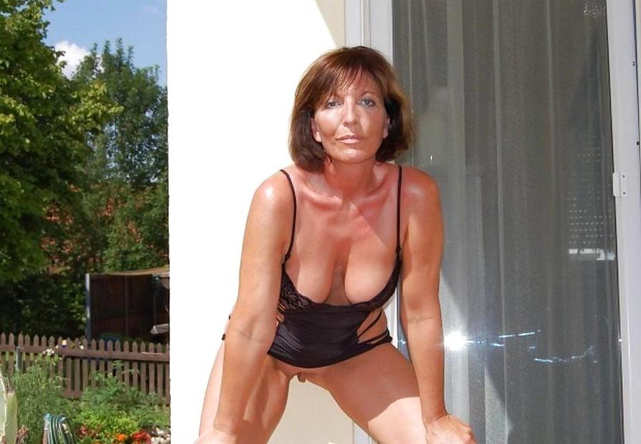 25P LOVELY MATURE WOMAN