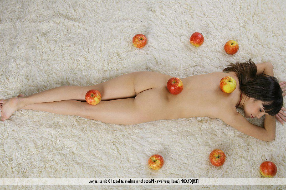 16P Pictures of a cute brunette teen naked for you