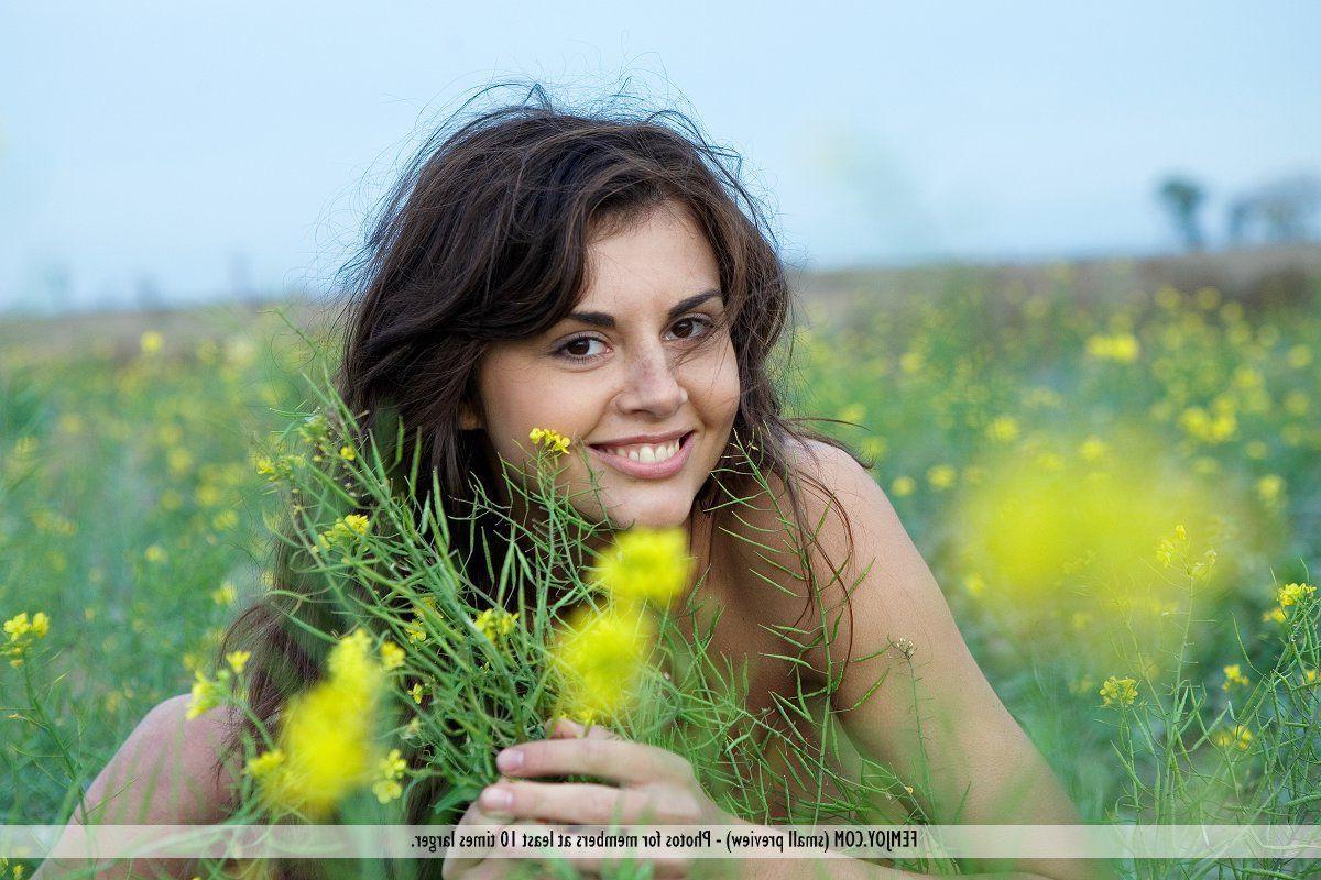16P Pictures of a lovely teen girl naked outside