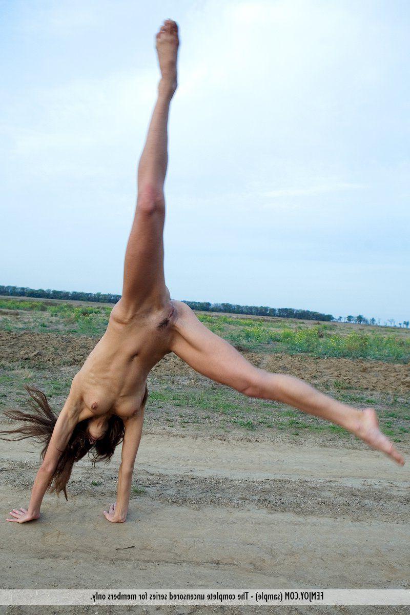 16P Pictures of a lovely teen girl naked outside