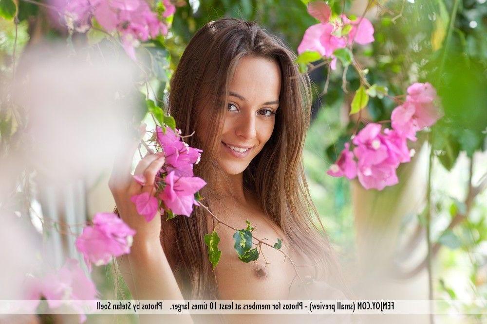 12P Pictures of an adorable brunette totally nude for you