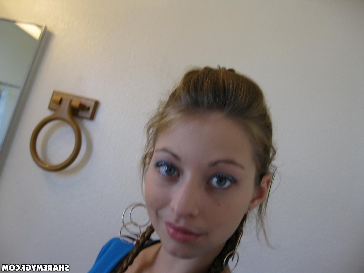 20P Adorable teen amateur takes pics of her beautiful face in the bathroom