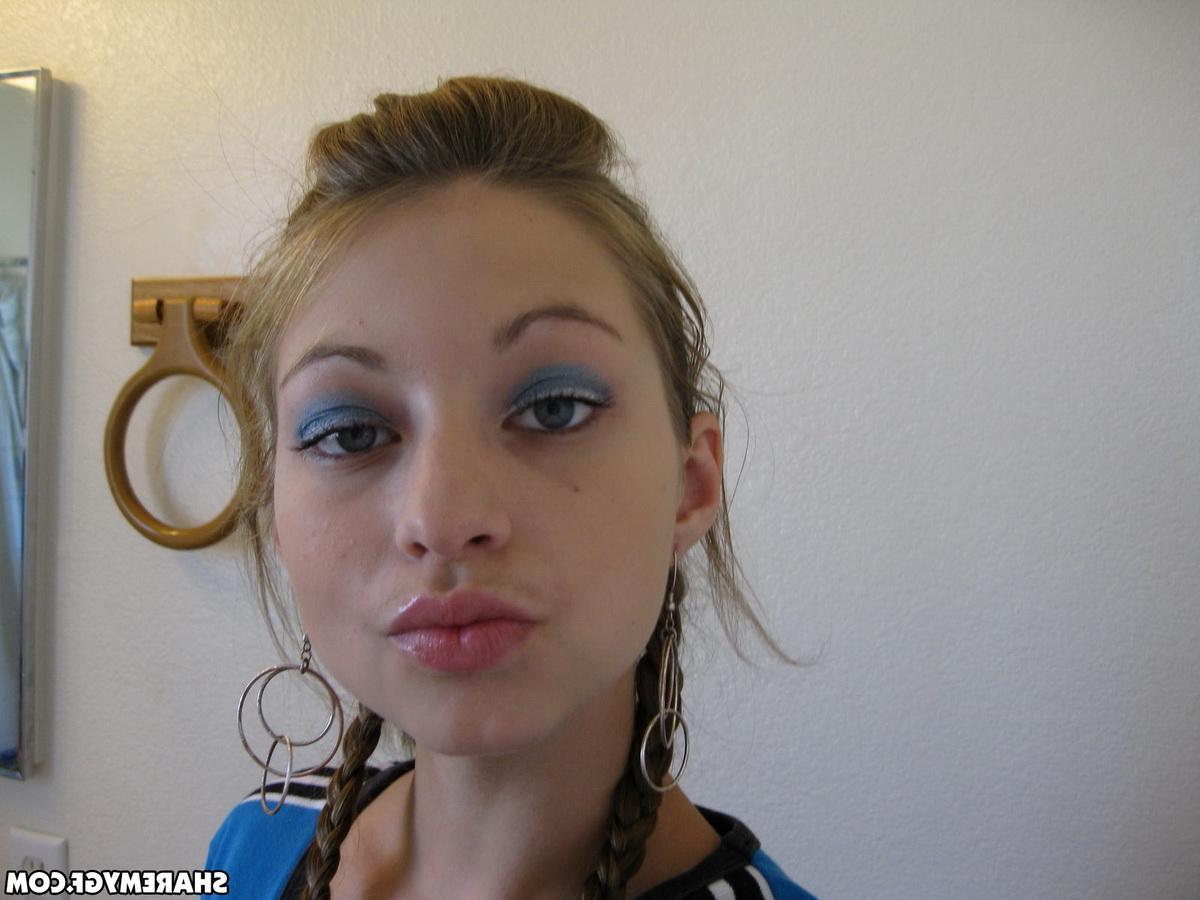 20P Adorable teen amateur takes pics of her beautiful face in the bathroom