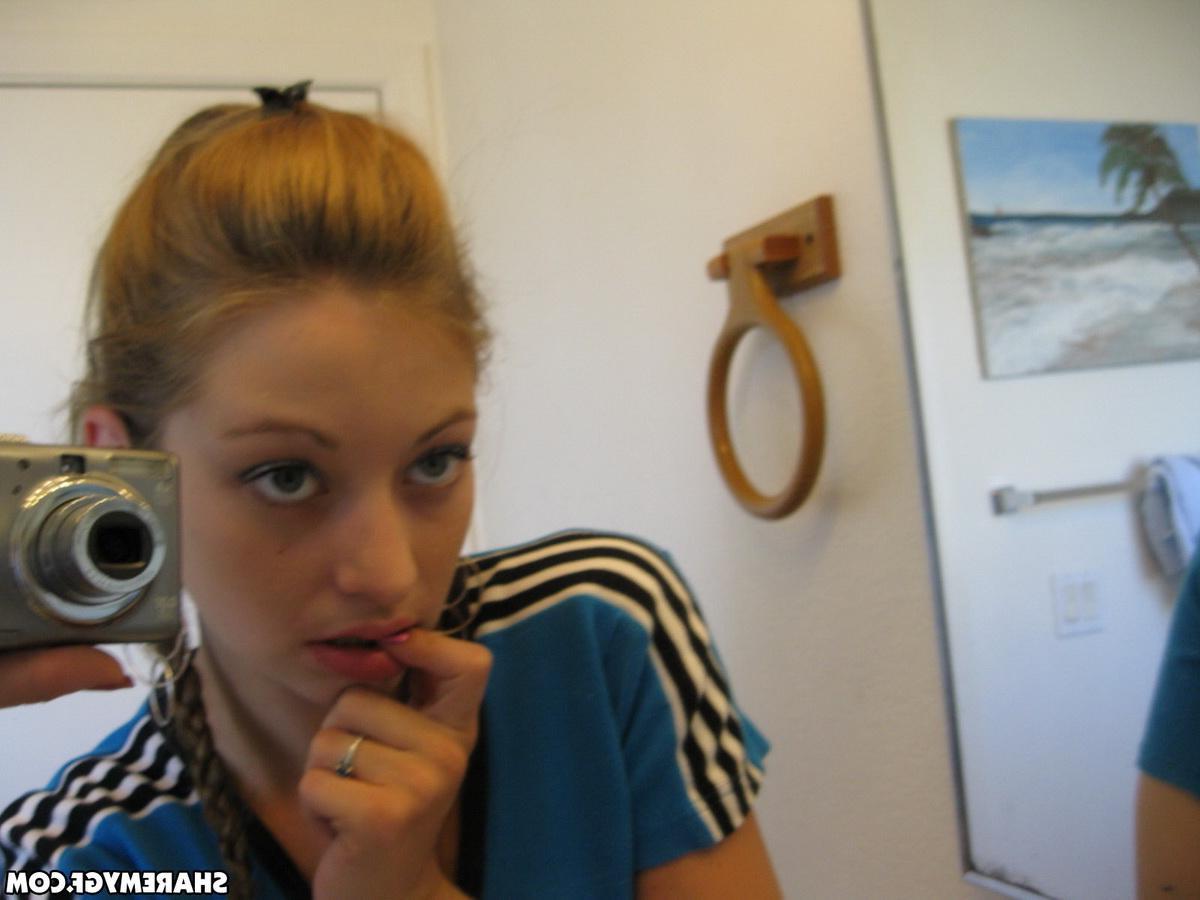 20P Adorable teen amateur takes pics of her beautiful face in the bathroom