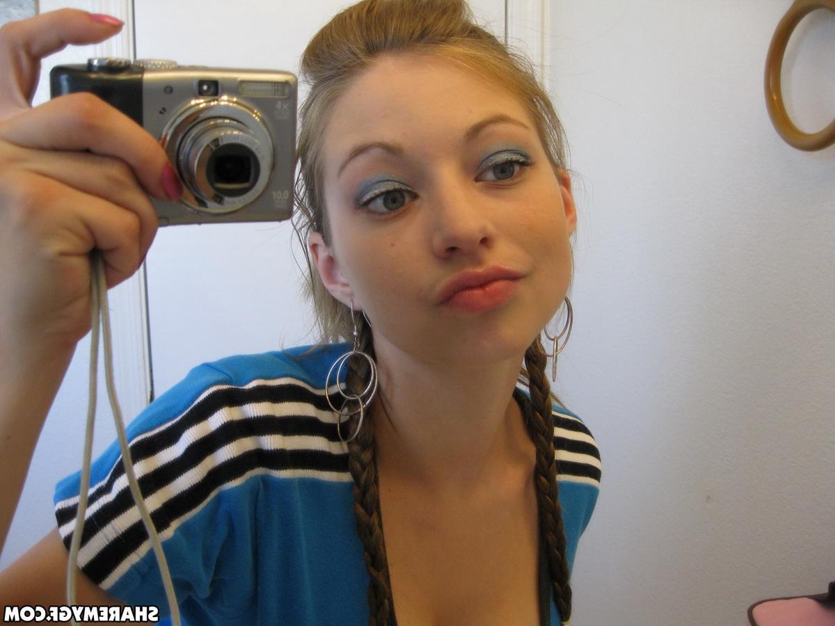20P Adorable teen amateur takes pics of her beautiful face in the bathroom
