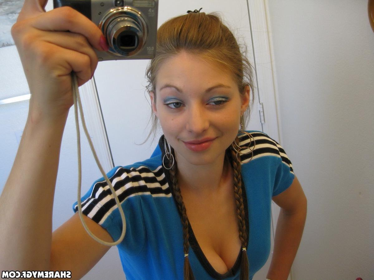 20P Adorable teen amateur takes pics of her beautiful face in the bathroom