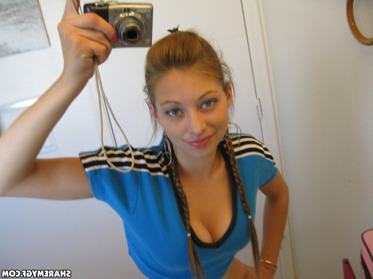 20P Adorable teen amateur takes pics of her beautiful face in the bathroom