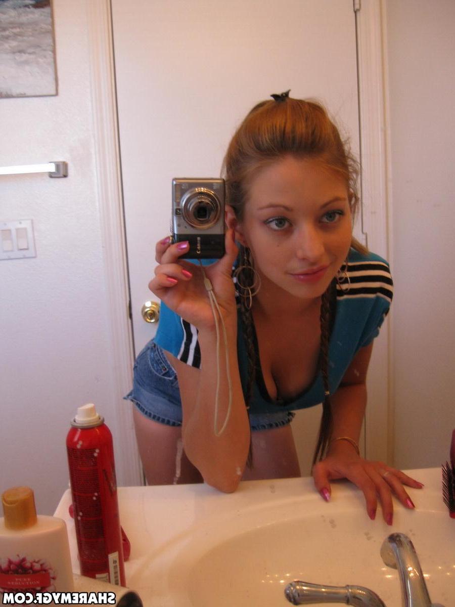 20P Adorable teen amateur takes pics of her beautiful face in the bathroom