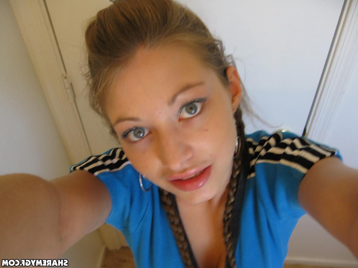20P Adorable teen amateur takes pics of her beautiful face in the bathroom