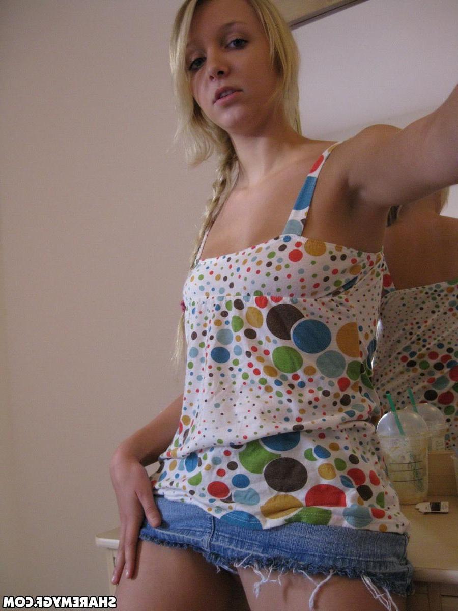 20P Adorable blonde GF shows you her big natural boobs and tight pussy