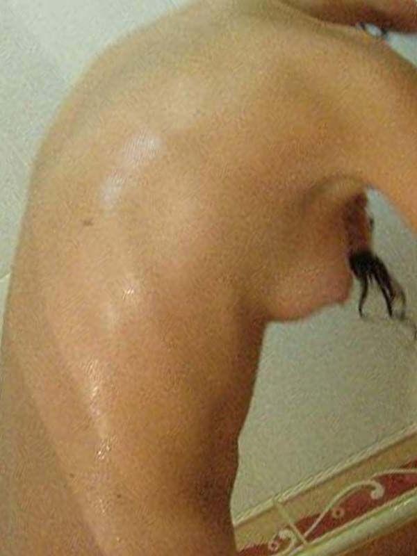15P Pictures of an adorable girlfriend showing her hot body