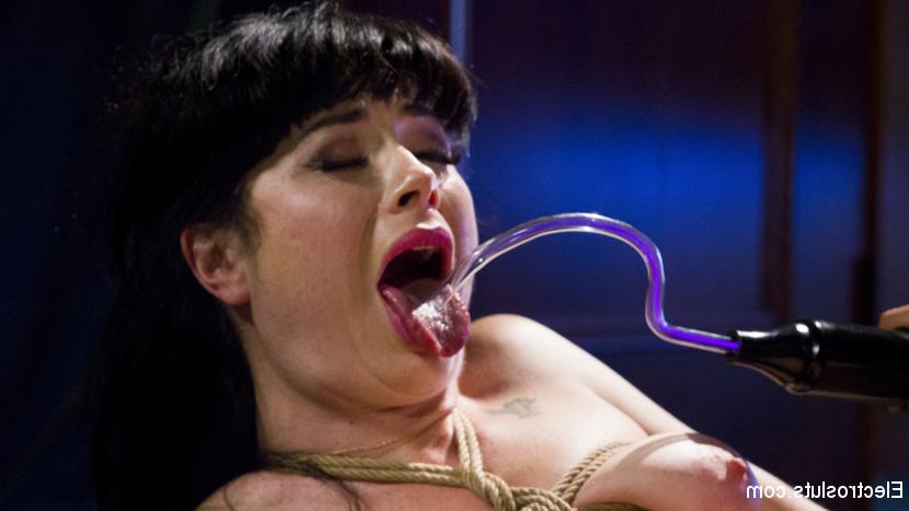 15P Did Siouxsie Q dare to double cross Goddess Daisy Ducati? It all unfolds in an i