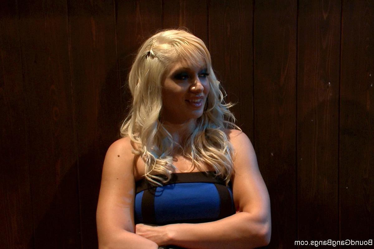 19P Lea Lexis lives out a fantasy of leaving a bar with the bartender, and winding u