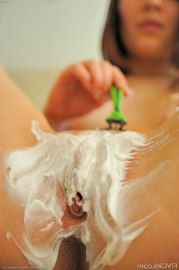 15P Closeups of adorable teen shaving her pussy smooth