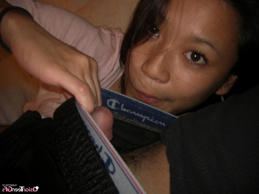 10P Lovely young gf sucks cock
