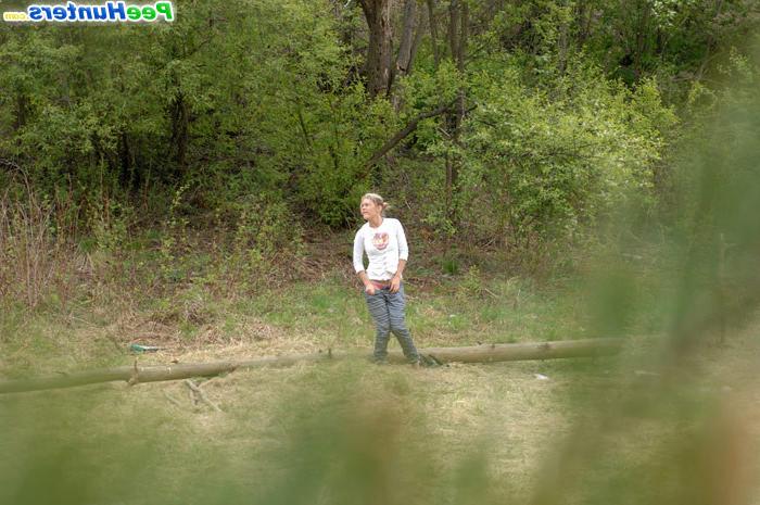 16P Adorable young hoochie caught pissing alfresco
