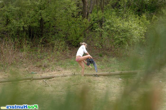 16P Adorable young hoochie caught pissing alfresco