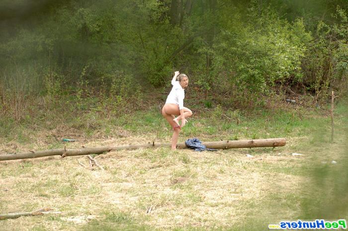 16P Adorable young hoochie caught pissing alfresco
