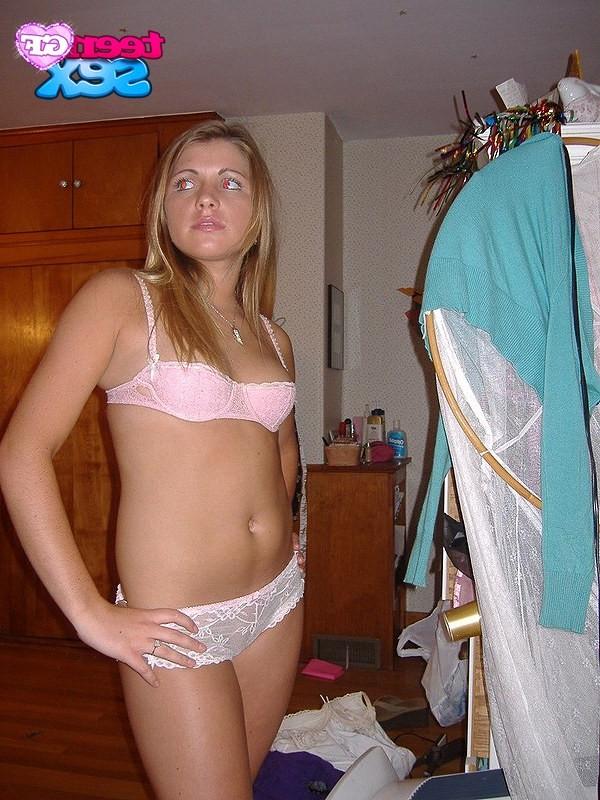 12P This sweet teen girlfriend covers tits with hands
