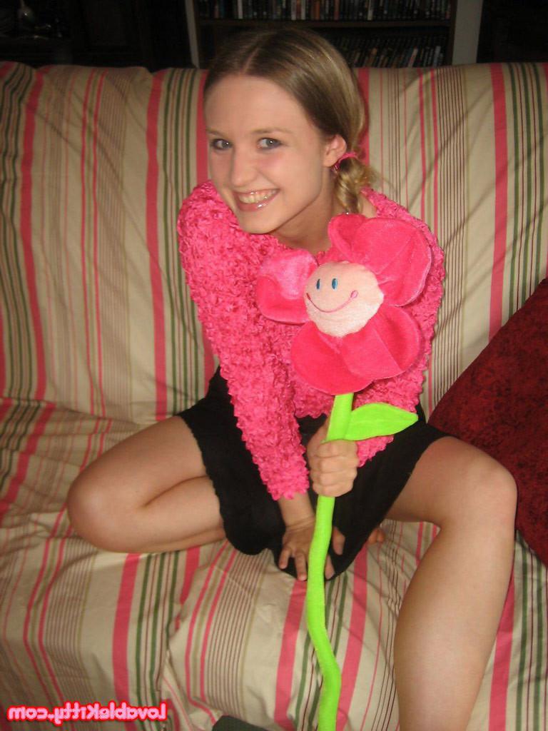 15P Lovable Kitty and her fake flower