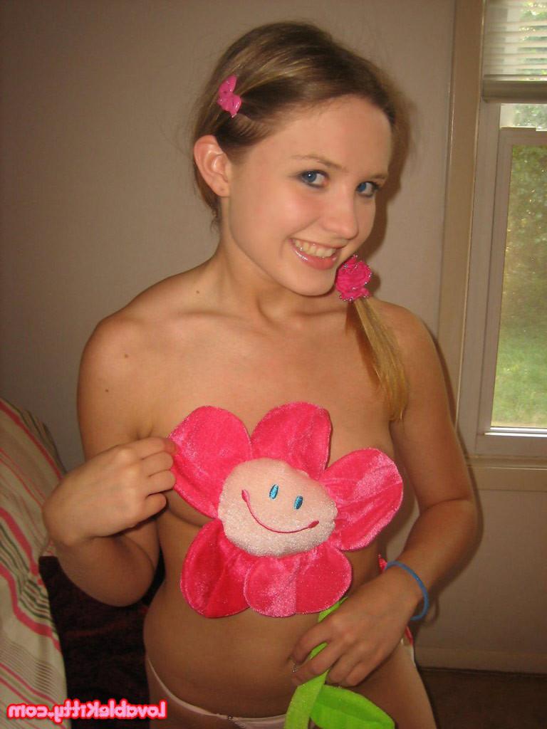 15P Lovable Kitty and her fake flower